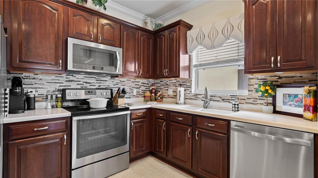 Image 17 of property listing at 13560 HAWK LAKE DRIVE, Orlando, FL 32837