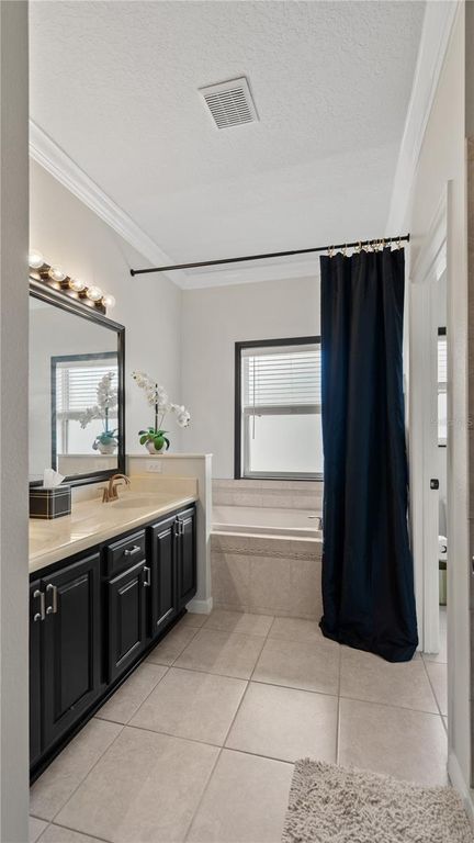 Image 24 of property listing at 13560 HAWK LAKE DRIVE, Orlando, FL 32837
