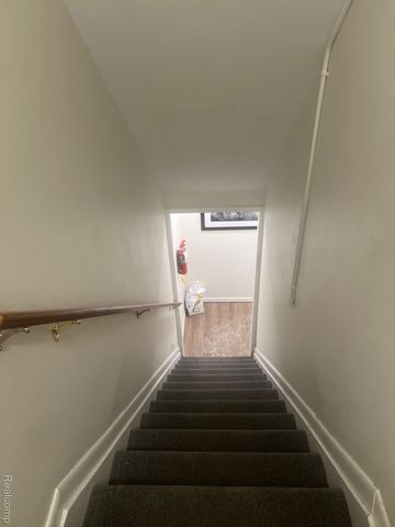 1875 Hollywood E, Grosse Pointe Woods, MI 48236