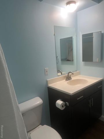 1875 Hollywood E, Grosse Pointe Woods, MI 48236