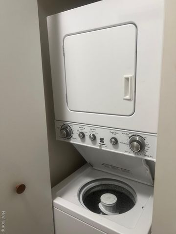 1875 Hollywood E, Grosse Pointe Woods, MI 48236