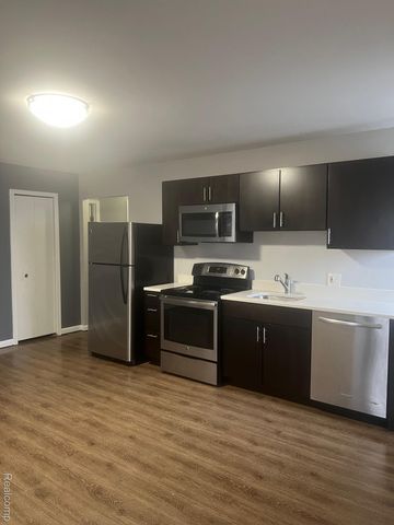 1875 Hollywood E, Grosse Pointe Woods, MI 48236