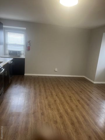 1875 Hollywood E, Grosse Pointe Woods, MI 48236