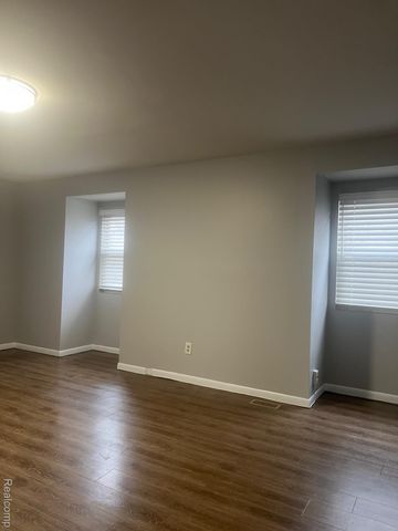 1875 Hollywood E, Grosse Pointe Woods, MI 48236