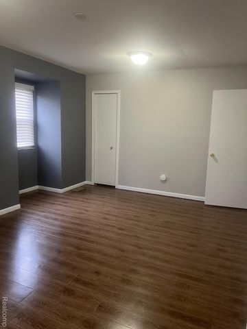 1875 Hollywood E, Grosse Pointe Woods, MI 48236