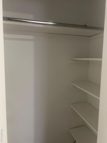 1875 Hollywood E, Grosse Pointe Woods, MI 48236