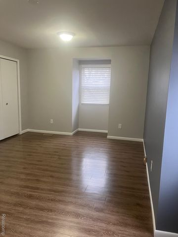 1875 Hollywood E, Grosse Pointe Woods, MI 48236