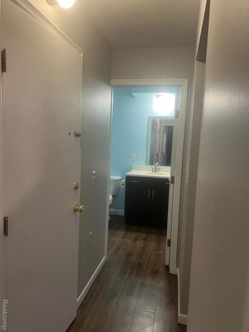 1875 Hollywood E, Grosse Pointe Woods, MI 48236