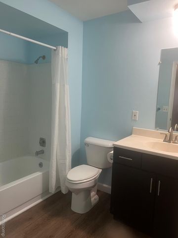 1875 Hollywood E, Grosse Pointe Woods, MI 48236