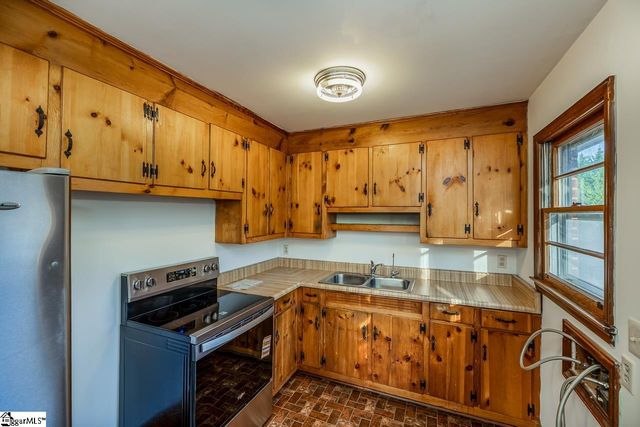 18 Derwood Circle, Greenville, SC 29617