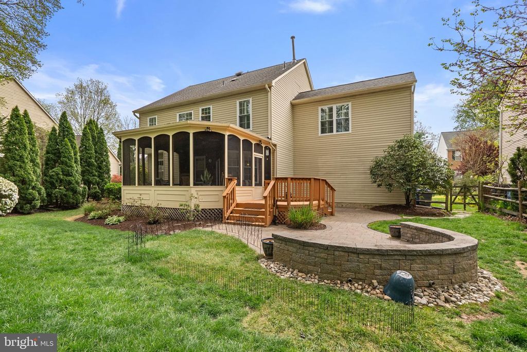 Image 3 of property listing at 7805 HERITAGE FARM DR, Gaithersburg, MD 20886