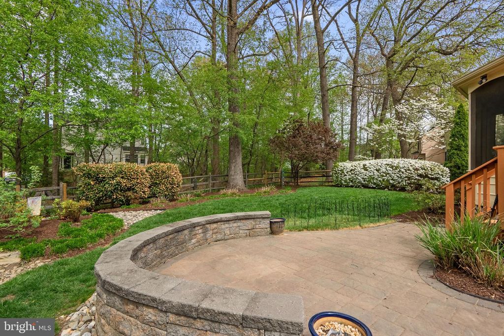 Image 7 of property listing at 7805 HERITAGE FARM DR, Gaithersburg, MD 20886