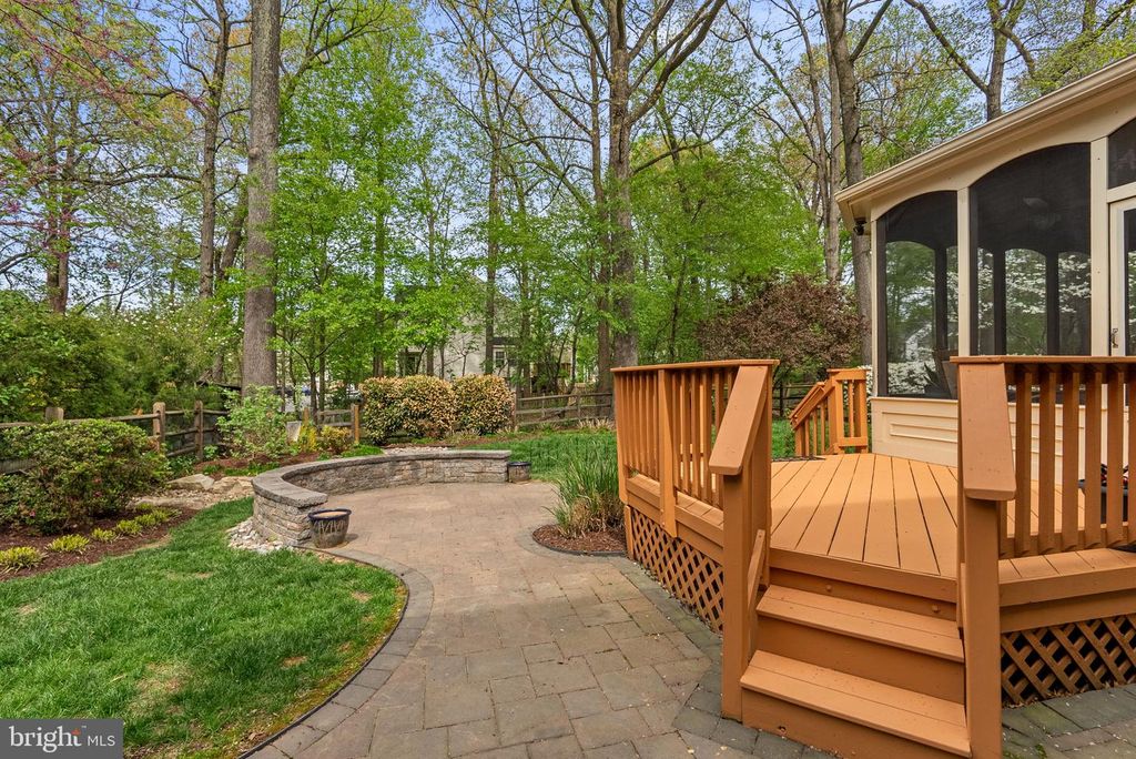 Image 9 of property listing at 7805 HERITAGE FARM DR, Gaithersburg, MD 20886