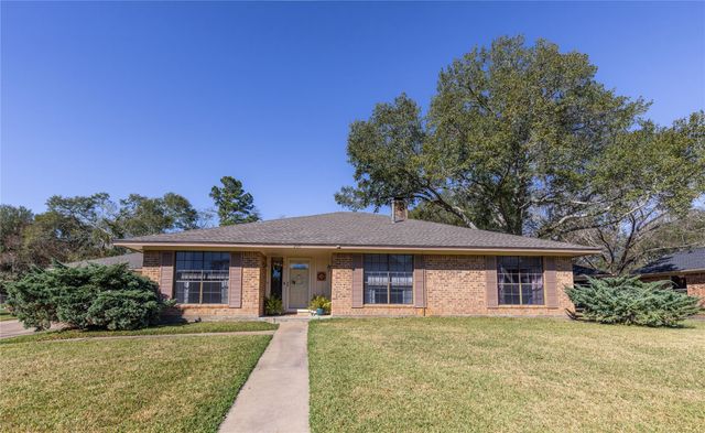 204 Briarwood Drive, Bellville, TX 77418