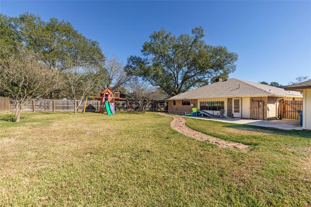 204 Briarwood Drive, Bellville, TX 77418