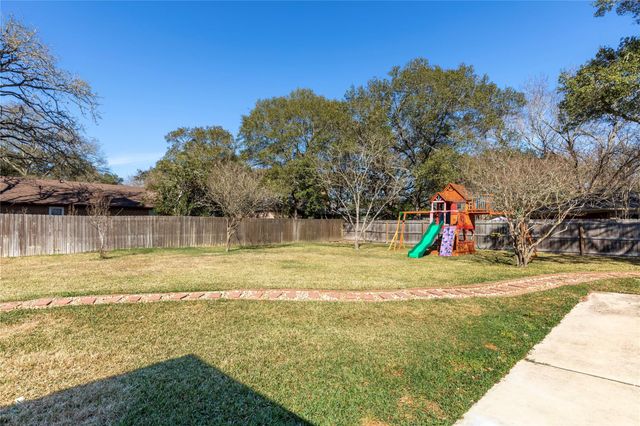 204 Briarwood Drive, Bellville, TX 77418