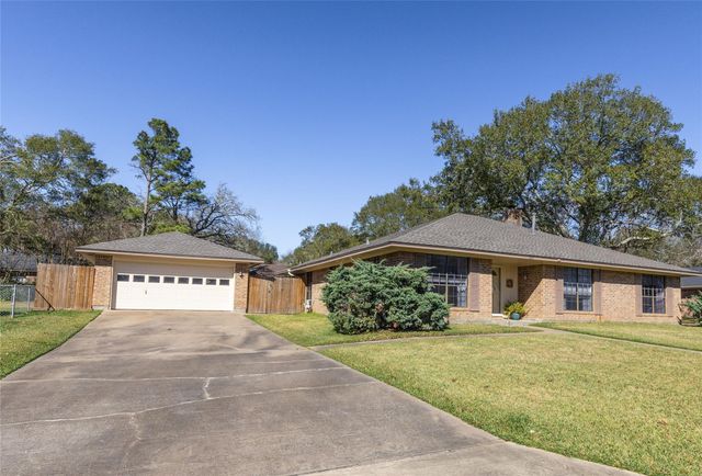 204 Briarwood Drive, Bellville, TX 77418