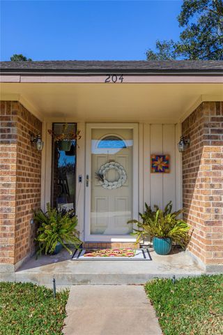 204 Briarwood Drive, Bellville, TX 77418