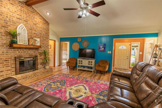 204 Briarwood Drive, Bellville, TX 77418