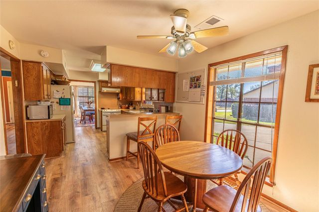 204 Briarwood Drive, Bellville, TX 77418