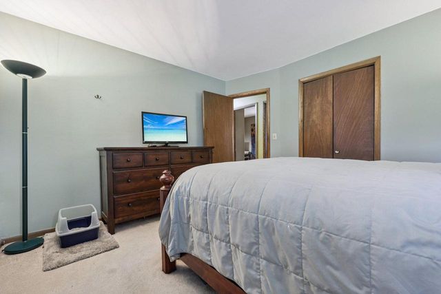 8526 W Hayes PLACE, West Allis, WI 53227