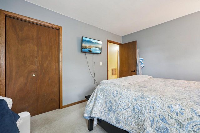 8526 W Hayes PLACE, West Allis, WI 53227