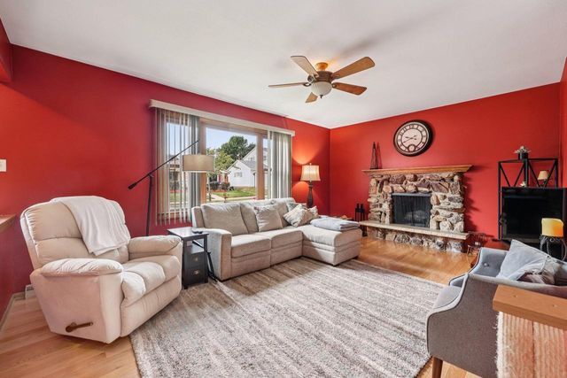 8526 W Hayes PLACE, West Allis, WI 53227