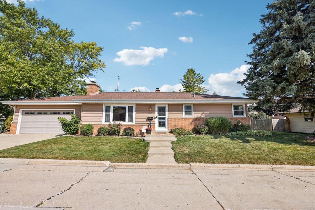 8526 W Hayes PLACE, West Allis, WI 53227