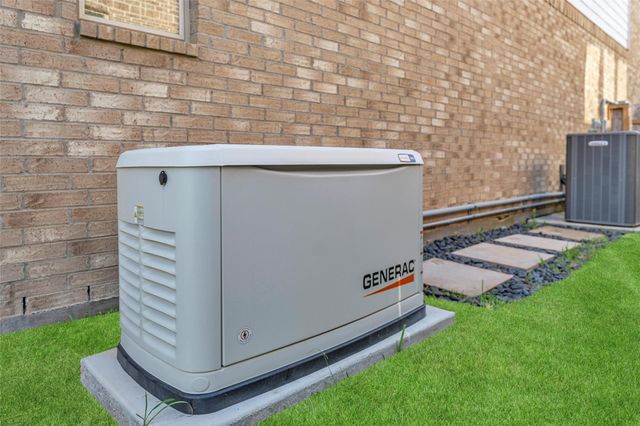 608 Cypress Bay Lane, Pinehurst, TX 77362