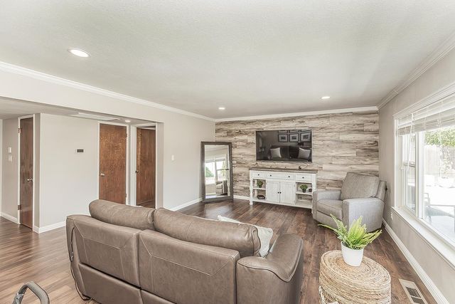 5915 E El Monte Way, Fresno, CA 93727
