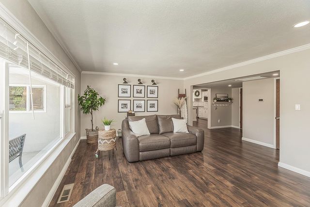 5915 E El Monte Way, Fresno, CA 93727
