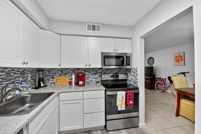 9810 Pineapple Tree Drive 103, Boynton Beach, FL 33436