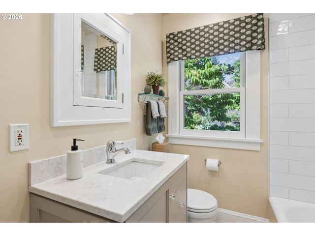 905 Se 71ST Ave, Portland, OR 97215