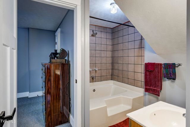 1604 Boones Creek Road, Jonesborough, TN 37659