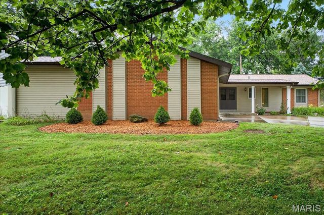 809 Longview Drive, St Charles, MO 63301