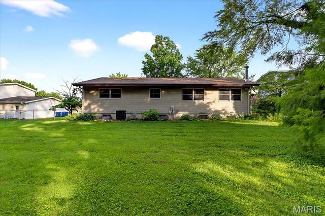 809 Longview Drive, St Charles, MO 63301