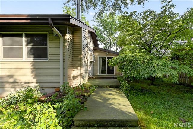 809 Longview Drive, St Charles, MO 63301