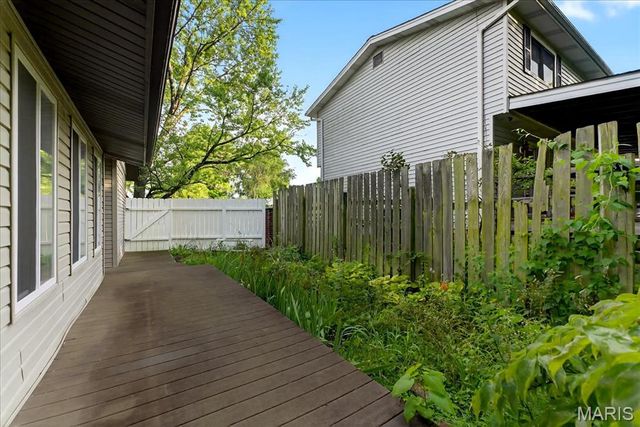 809 Longview Drive, St Charles, MO 63301