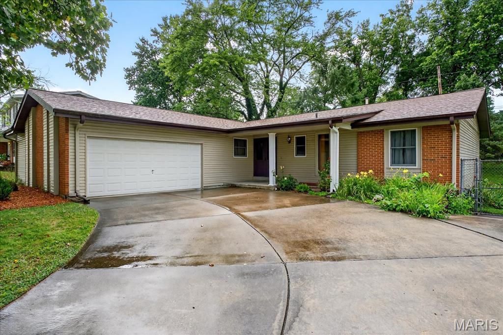 809 Longview Drive, St Charles, MO 63301