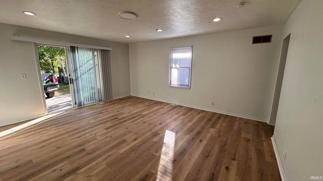 727 W Garfield Avenue, Elkhart, IN 46516