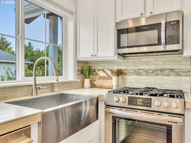 704 10TH St, Gearhart, OR 97138