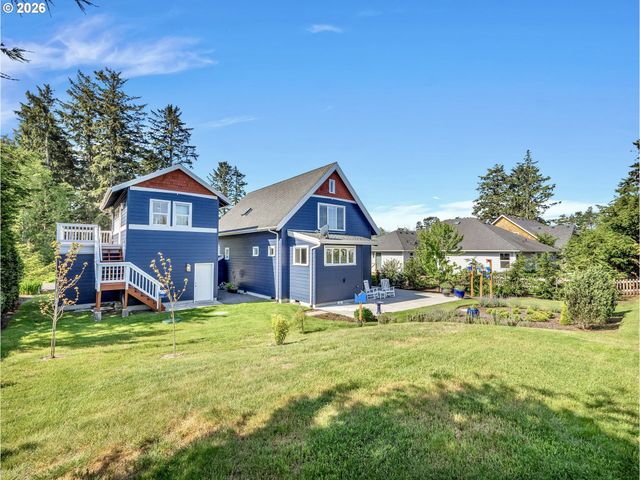 704 10TH St, Gearhart, OR 97138