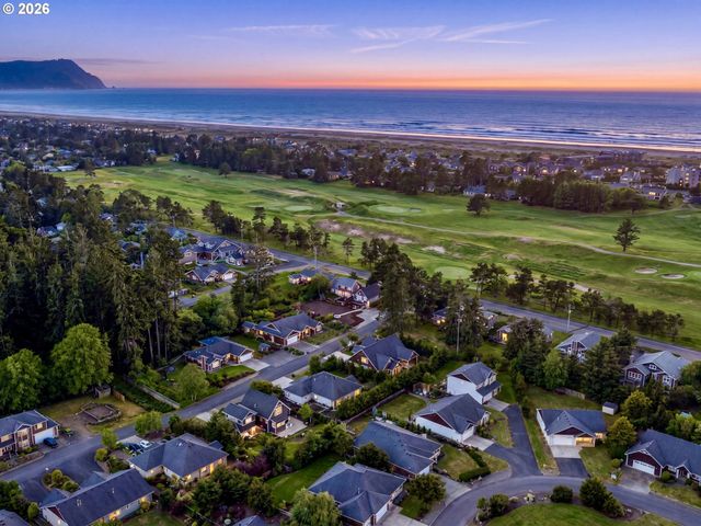 704 10TH St, Gearhart, OR 97138