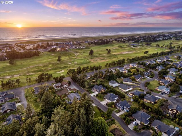 704 10TH St, Gearhart, OR 97138