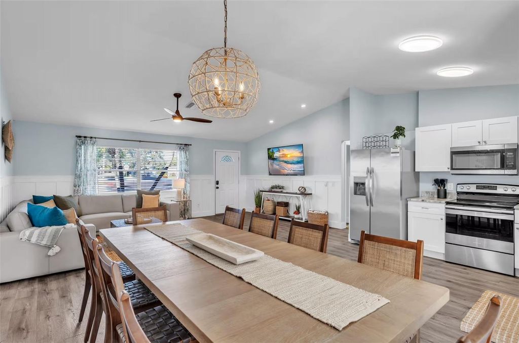 Image 10 of property listing at 5211 17TH AVENUE W, Bradenton, FL 34209