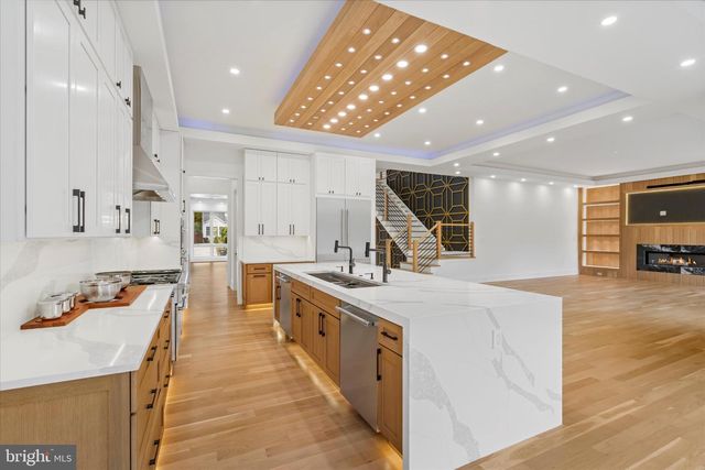 1832 PIMMIT DR, Falls Church, VA 22043