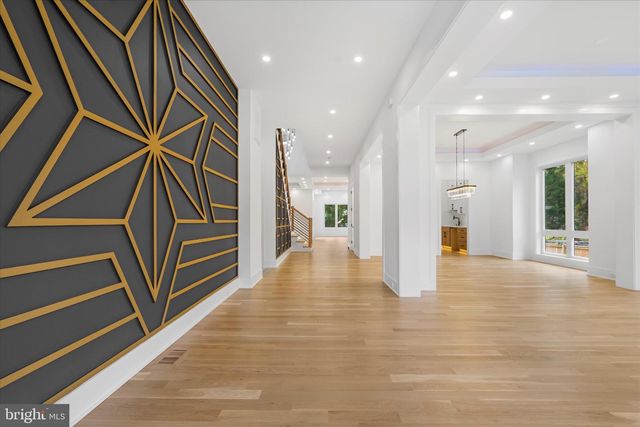 1832 PIMMIT DR, Falls Church, VA 22043