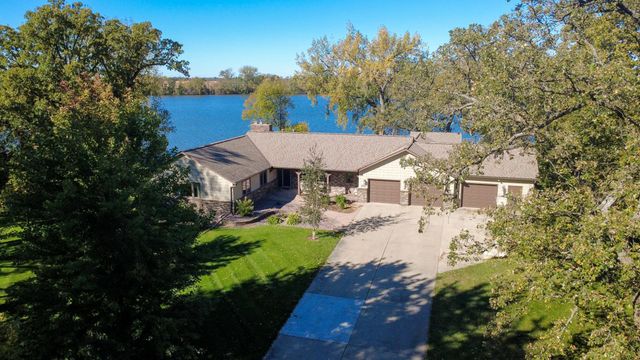 660 Lakewood Drive SW, Hutchinson, MN 55350