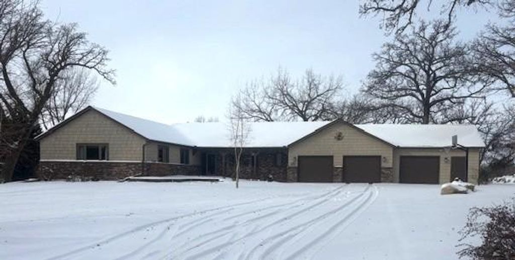 660 Lakewood Drive SW, Hutchinson, MN 55350
