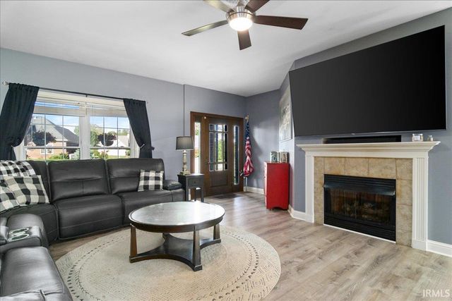 6022 Glen Oak Court, Newburgh, IN 47630